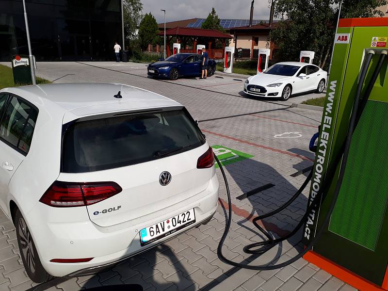 Elektromobil Volkswagen e-Golf, dobíjecí stanice ve Vestci