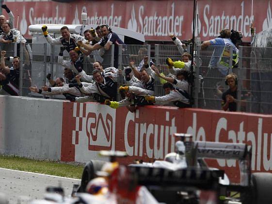 Pastor Maldonado projíždí cílem španělské Grand Prix.