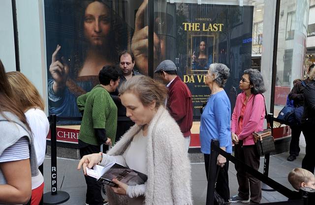 Obraz Salvator Mundi, prodaný na aukci za rekordních 450 milionů dolarů, zamířil do Louvru v Abú Zabí