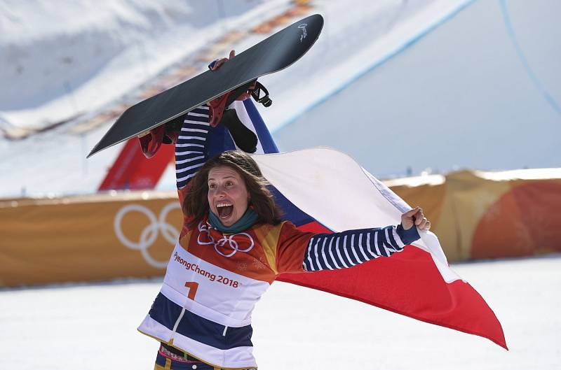 Eva Samková se raduje na olympijských hrách v Pchjongčchangu z bronzové medaile.