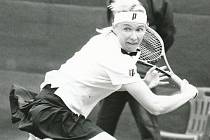JANA NOVOTNÁ (2. 10. 1968 19. 11. 2017) Česká tenisová trenérka, profesionální tenistka a světová jednička v ženské čtyřhře hrála na okruhu WTA v letech 1987 až 1999. Třikrát hrála finále dvouhry ve Wimbledonu, v roce 1998 vítězně.