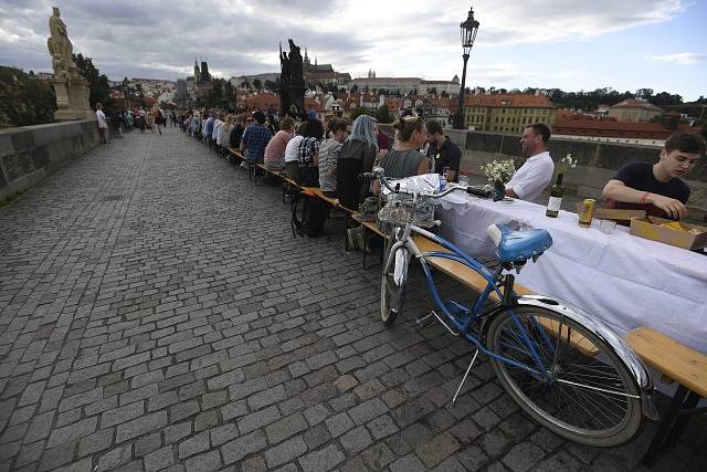 Netradiční hostina u půlkilometrového stolu přímo na Karlově mostě 30. června 2020 večer symbolicky ukončila koronavirovou dobu a ukázala oživení historického centra Prahy.