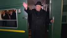 Kim Čong-un ve svém obrněném vlaku