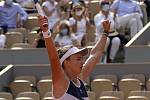 Česká tenistka Barbora Krejčíková se raduje ze svého vítězství ve finále French Open.