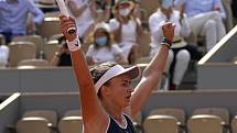 Česká tenistka Barbora Krejčíková se raduje ze svého vítězství ve finále French Open.