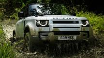 Land Rover Defender - má nejvíce bodů v hodnocení středních SUV