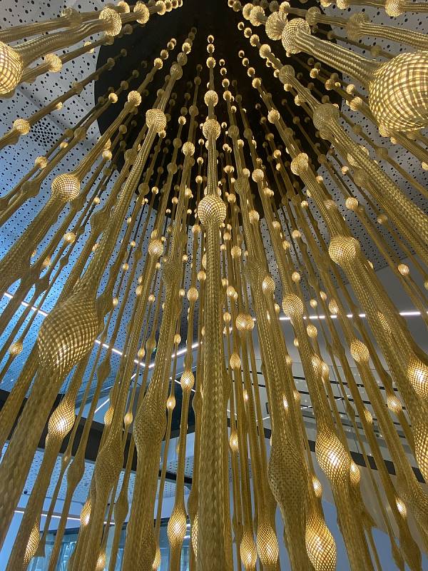 Světelná instalace nazvaná Zlatý déšť pro český pavilon na EXPO 2020 v Dubaji je dílem mistr sklářů z novoborského Lasvitu.