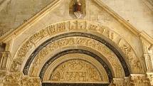 Slavný portál mistra Radovana ve městě Trogir patří k nejcennějším památkám románských dob.