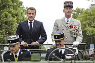 Vlevo francouzský prezident Emmanuel Macron, vpravo náčelník generálního štábu François Lecointre při vojenské přehlídce pořádané u příležitosti francouzského státního svátku