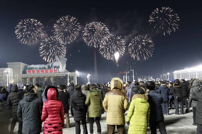 Vítání roku 2021 v severokorejském Pchjongjangu.