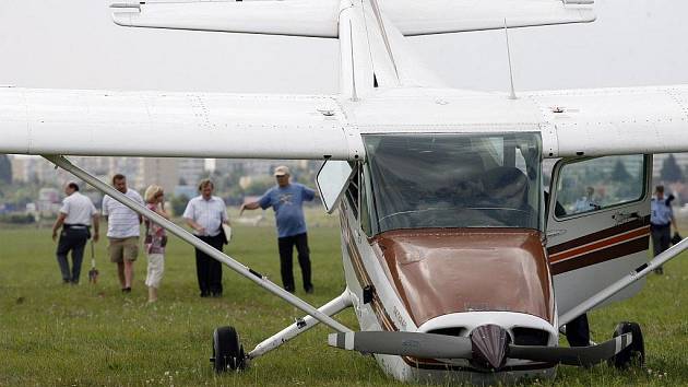 Čtyři zraněné si vyžádal pád malého letadla typu Cesna na letiště v Praze-Letňanech.