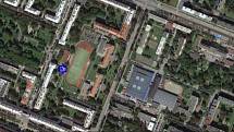 Sportovní hřiště v Ostravě-Porubě. Na pozemku základní školy mají vlastní běžeckou dráhu. Co kdyby nějaké dítě běželo moc rychle?