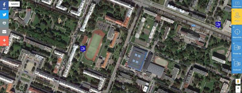 Sportovní hřiště v Ostravě-Porubě. Na pozemku základní školy mají vlastní běžeckou dráhu. Co kdyby nějaké dítě běželo moc rychle?