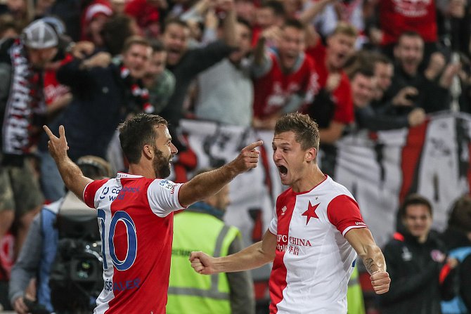 Fotbalisté Slavie Josef Hušbauer (vlevo) a Tomáš Necid se radují z gólu proti Slavii.