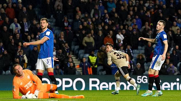 Fotbalisté Glasgow Rangers inkasují v Lize mistrů gól od Ajaxu.