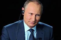 Ruský prezident Vladimir Putin prozatím vylučuje zapojení Ruska do plánů na bojové nasazení v syrské válce. Řekl to v rozhovoru, který v neděli večer (v noci na dnešek SELČ) odvysílala americká televizní stanice CBS. 
