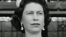 V soukromé kolekci Alžběty II. samozřejmě nechybí korunky. Na snímku má na sobě tiáru Kokoshnik. Pro událost ji doplnila korunovačními náušnicemi a náhrdelníkem