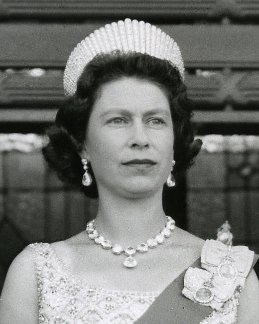 V soukromé kolekci Alžběty II. samozřejmě nechybí korunky. Na snímku má na sobě tiáru Kokoshnik. Pro událost ji doplnila korunovačními náušnicemi a náhrdelníkem