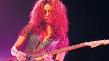 Zpěvačka a kytaristka Shakira.