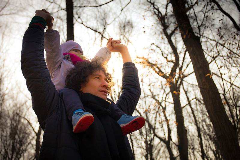 Babské rady respondentů ankety lékaře Dušana Zhoře - pomoci k ozdravění nám mohou dopomoci procházky v lese a objímaní stromů