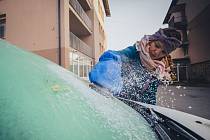 Ranní čištění zamrzlých oken - neoblíbená činnost každého řidiče.