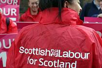 Podpora separatistické Skotské národní strany (SNP) za poslední měsíc ve Skotsku výrazně narostla na úkor opozičních labouristů. 