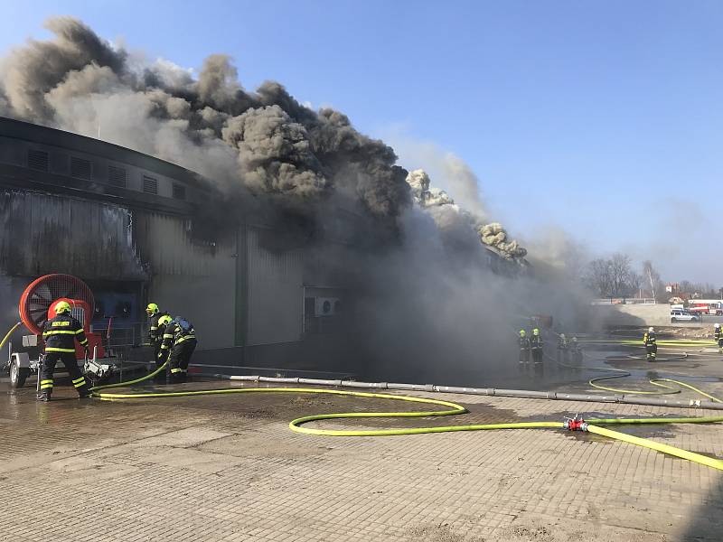 Požári v bývalém areálu mrazíren v Mochově na Praze-východ.