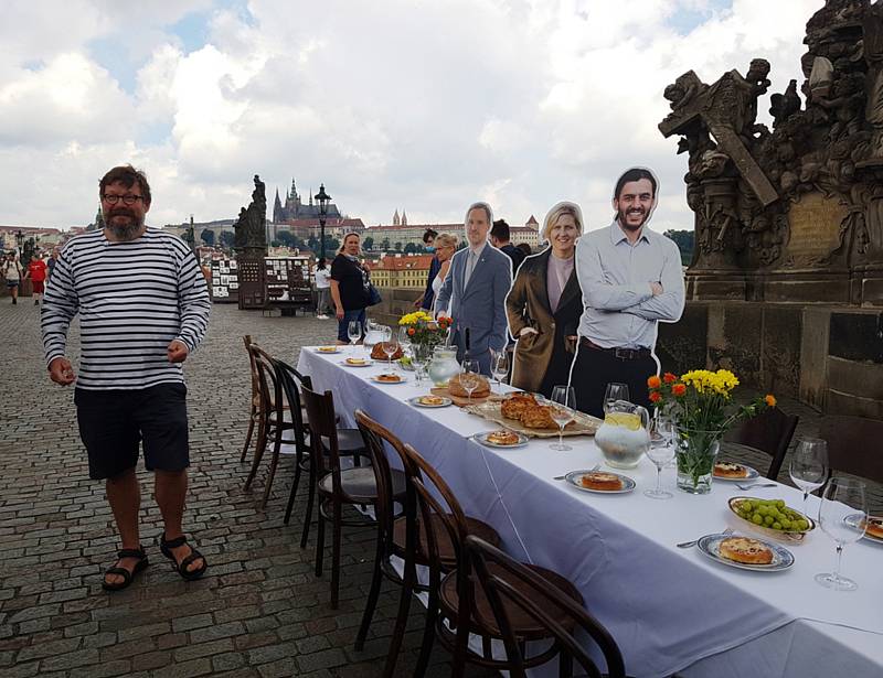 Stůl přes Karlův most.