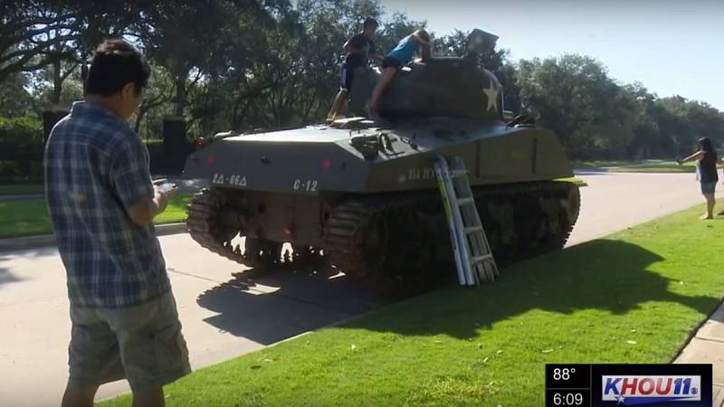 Buzbeeho tank Sherman zaparkovaný na ulici.