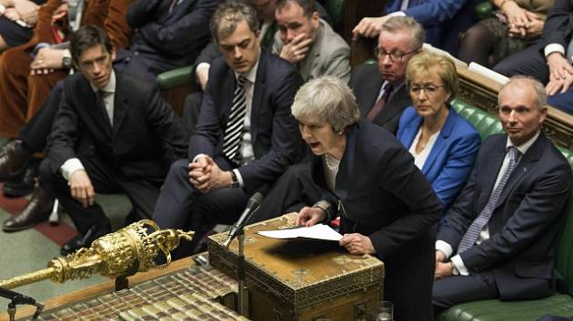 Britská premiérka Theresa Mayová na půdě parlamentu před hlasováním o brexitové dohodě