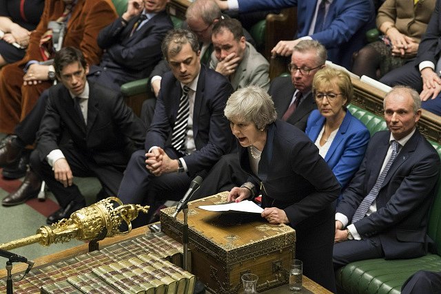Britská premiérka Theresa Mayová na půdě parlamentu před hlasováním o brexitové dohodě