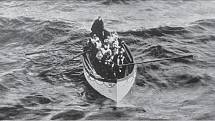 Záchranný člun z Titaniku č. 6 připlouvá ke Carpathii, ráno 15. dubna 1912