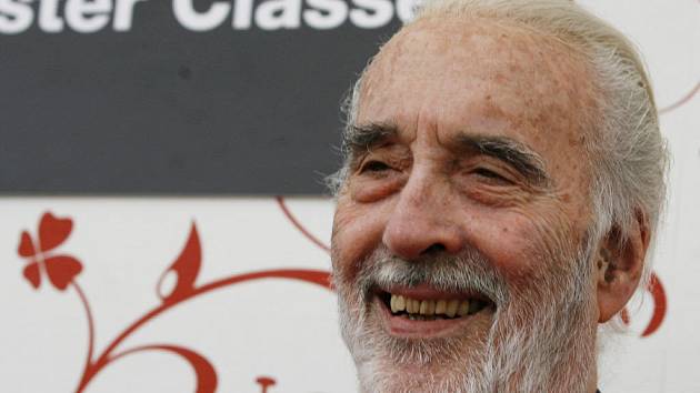 Christopher Lee zapěl ve Varech Prodanou nevěstu. Britský herec Christopher Lee, který je od středy na karlovarském festivalu, na setkání s tvůrci a novináři všechny ohromil znalostí české klasiky i historie.