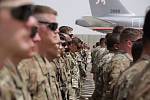 Nástup vojáků v Afghánistánu před vojenským speciálem.