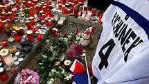 Po tragické nehodě, při které zahynul ve středu 7. září hokejista Karel rachůnek, si fanoušci během celého čtvrtka 8.září scházeli u zimního stadionu, aby si zapálením svíček připoměli jeho působení ve Zlíně.