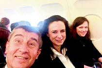 Ministr financí Andrej Babiš včera pořídil telefonem vlastní fotku (takzvané selfie) cestou do Bruselu, kam letěl turistickou třídou. Uprostřed jeho náměstkyně Simona Hornochová. Jedná z mála, která nedělala pro Agrofert. 
