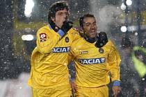 Fabio Quagliarella (vpravo) a Maurizio Domizzi z Udinese slaví vedení svého týmu v Poznani. 