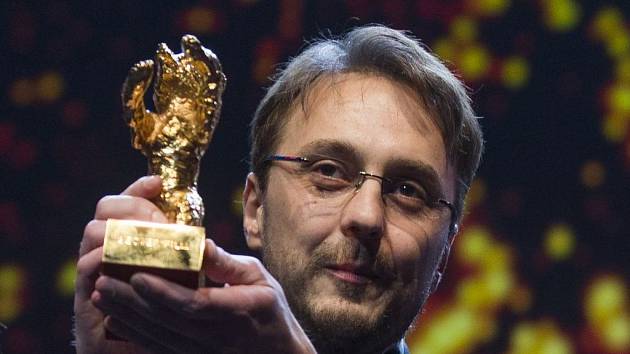 Berlinale, závěrečný ceremoniál: Zlatého medvěda za nejlepší film si odnesl rumunský snímek Pozice dítěte režiséra Calina Petera Netzera. 