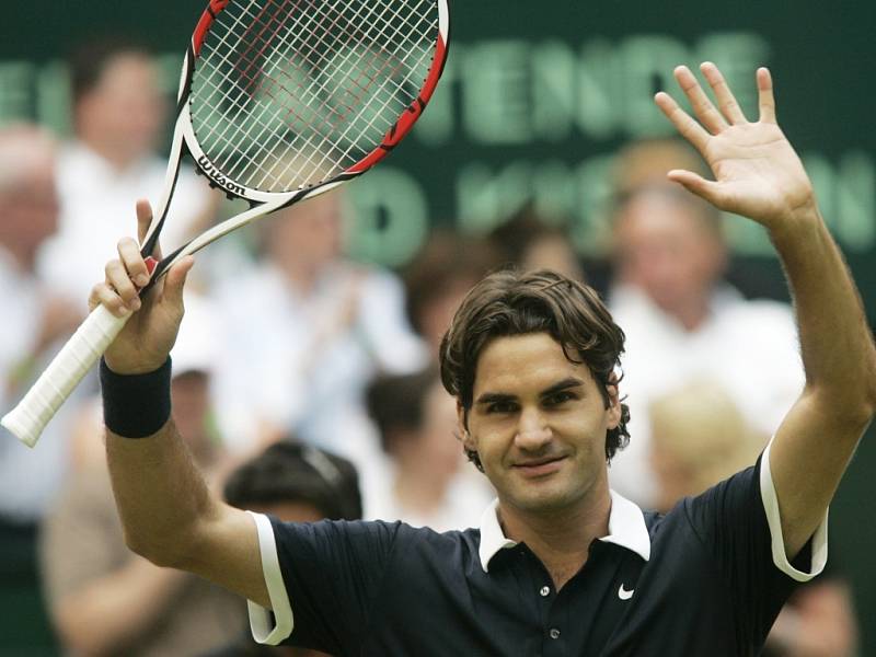 Roger Federer se raduje z vítězství ve finále turnaje v Halle.