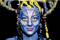 ŠAMANKA. Priscilia Le Foll ve svém avatarském make-upu v představení Cirque du Soleil Toruk The First Flight.