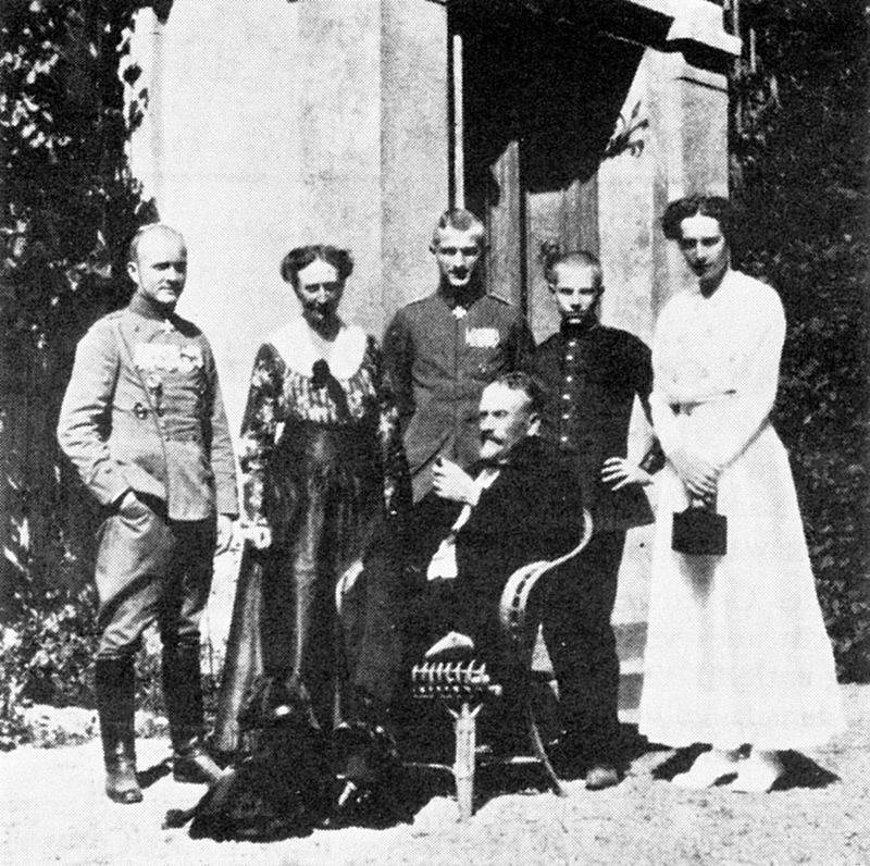 Šlechtická rodina von Richthofen. Dva nejstarší synové, Manfred a Lothar, se stali leteckými esy první světové války.