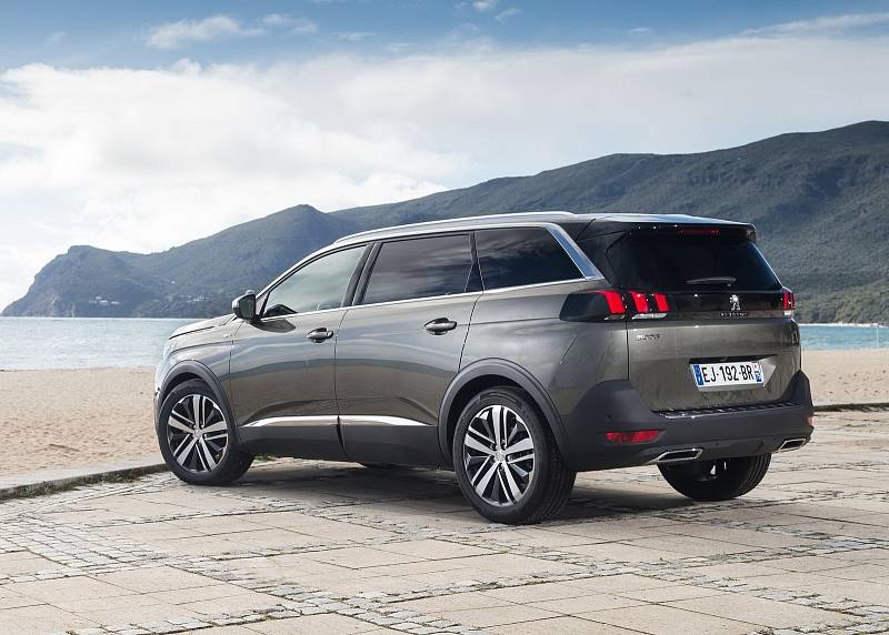 Peugeot 5008 (780 l). Cena od: 570 000 Kč.