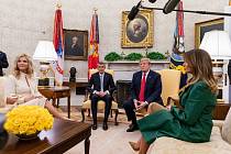 Americký prezident Donald Trump s manželkou Melanií a český premiér Andrej Babiš s manželkou Monikou v Bílém domě.