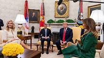 Americký prezident Donald Trump s manželkou Melanií a český premiér Andrej Babiš s manželkou Monikou v Bílém domě.
