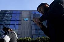 Lidé před sídlem společnosti Twitter v San Francisku, 4. listopadu 2022