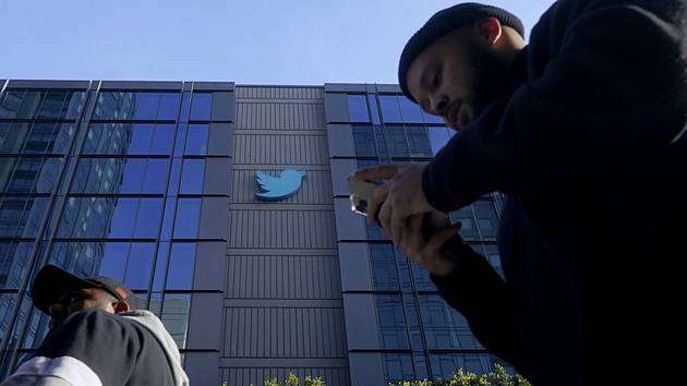 Lidé před sídlem společnosti Twitter v San Francisku, 4. listopadu 2022