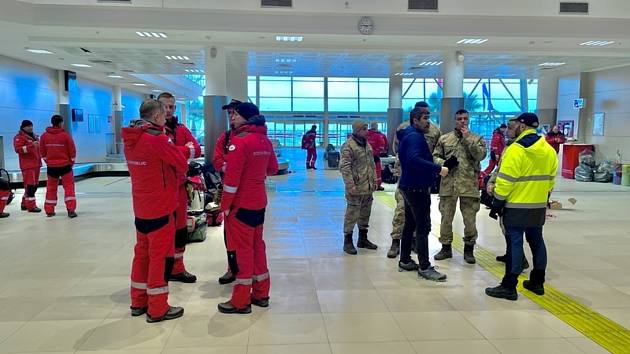 Hasiči čekají na příjezd techniky, 7. února 2023, Adana. Hasičský záchranný sbor ČR je první zahraniční USAR tým, který dorazil na místo určení