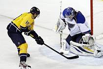 Hokejista Martin Erat (ve žlutém), jenž zakončil kariéru v Kometě, zářil v NHL v dresu Nashvillu.