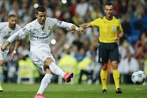 Cristiano Ronaldo z Realu Madrid proměňuje penaltu proti Šachtaru Doněck.