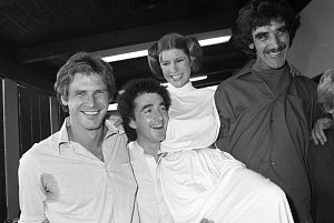 Na snímku z roku 1978 zleva herci Harrison Ford, Anthony Daniels, Carrie Fisherová a Peter Mayhew